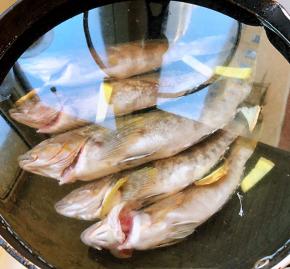 黄鱼放入锅中添加适量清水大火煮起来