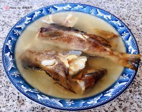 黄鱼汤盛入容器中