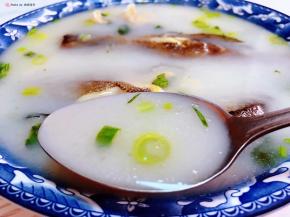 放入醋鱼汤立即变成奶白色好有食欲入口鲜美无比