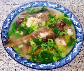 撒上葱花和香菜提鲜