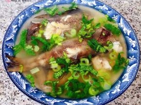 撒上葱花和香菜提鲜