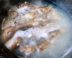 鱼汤大火煮15分钟改成中小火煮