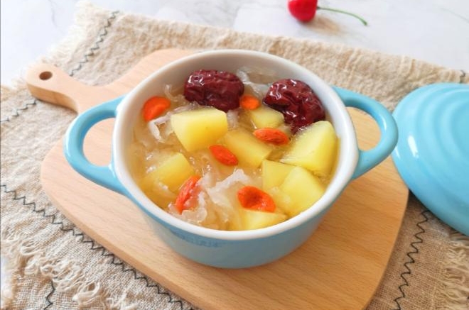 苹果银耳红枣汤