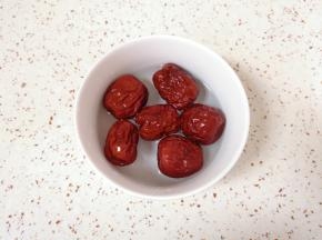 红枣用水浸泡5分钟左右，清洗干净。