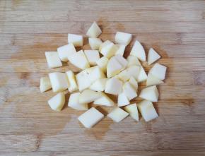 去皮切成小块。