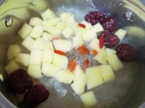 枸杞用水冲洗一下，5分钟之后下入锅里。