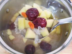 煮至冰糖融化，银耳汤变的粘稠关火。