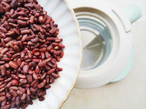 红豆洗净提前浸泡4个小时以上，放入康佳养生壶中，