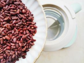 红豆洗净提前浸泡4个小时以上，放入康佳养生壶中，