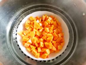 南瓜上锅蒸熟，取出倒掉蒸出来的水分。