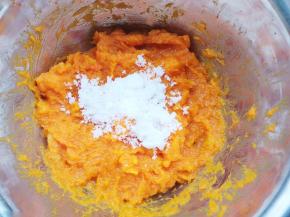 加入适量白糖。