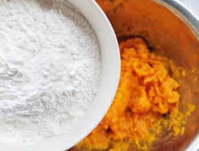 分多次加入糯米粉。