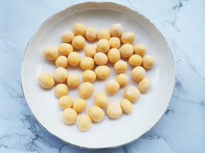 揉成面团，再分搓成小丸子。