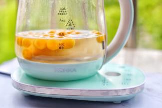 盛入红豆汤里即可。