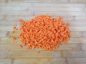 胡萝卜切成小丁。