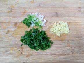 小葱葱白葱叶分开切碎，生姜剁成碎末。