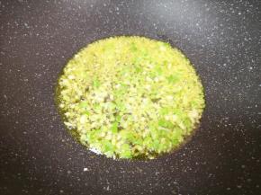 炒锅内倒适量的食用油烧热，下入葱白碎和姜末炒香。