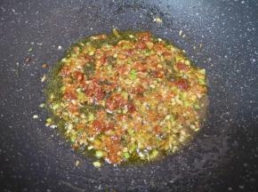 加入一勺豆瓣酱炒出香味。