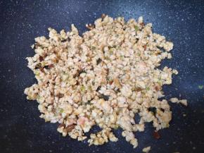 下入肉末翻炒至变色。