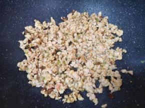 下入肉末翻炒至变色。