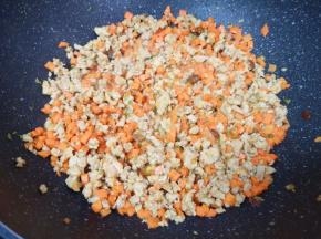 下入胡萝卜丁翻炒均匀。