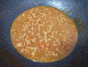 加入开水烧开，放盐和糖调味，小火煮至汤汁浓稠关火。 