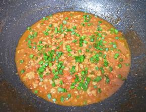 撒上葱叶碎搅拌均匀。