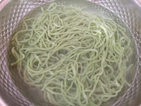 面条煮熟过一下凉水（用纯净水或者提前烧好水晾凉）。