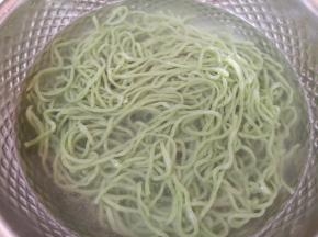 面条煮熟过一下凉水（用纯净水或者提前烧好水晾凉）。