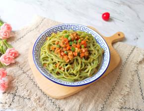 肉酱浓郁，面条劲道。