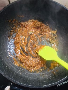 小火慢慢的炒出焦糖色儿！（火不要太大，以免炒糊了！）