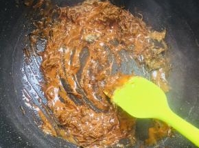 小火慢慢的炒出焦糖色儿！（火不要太大，以免炒糊了！）