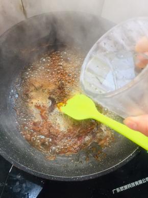 加入两杯开水煮两分钟！