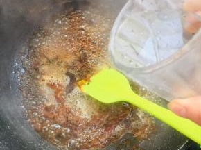 加入两杯开水煮两分钟！