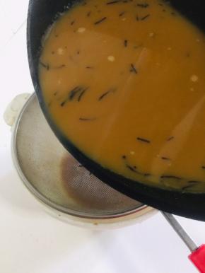 晾凉后过滤出里面的茶叶！