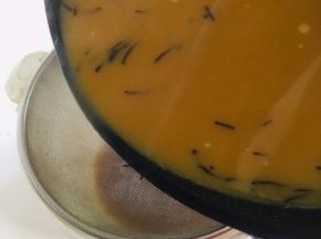 晾凉后过滤出里面的茶叶！