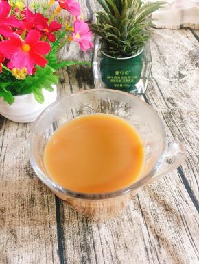 一杯奶香浓郁的焦糖奶茶就做好了，冷藏风味更佳！