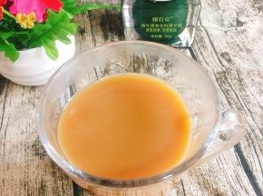 一杯奶香浓郁的焦糖奶茶就做好了，冷藏风味更佳！