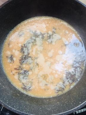 倒入牛奶煮至微开即可关火！