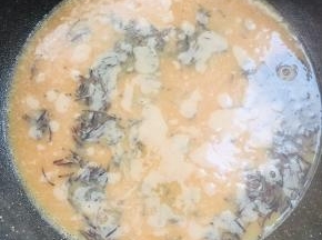 倒入牛奶煮至微开即可关火！