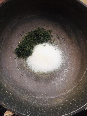 不粘锅加热放入白糖和茶叶！