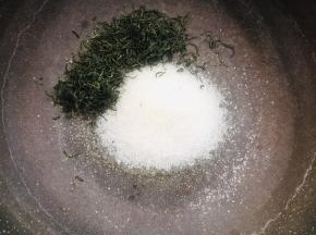 不粘锅加热放入白糖和茶叶！