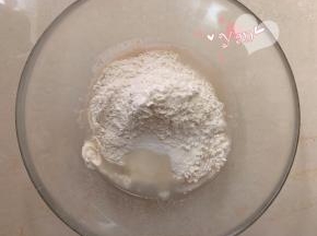 先做种面团。按“水-酵母-面粉-糖”这个顺序放入盆里。
