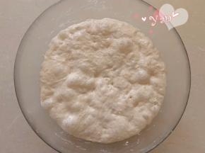 盖保鲜膜室温发酵30分钟，然后放入冰箱冷藏发酵15-17小时。发好的种面团体积膨胀3倍左右，表面有密集的气泡。