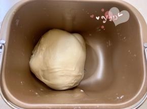 除黄油外的主面团材料和发酵好的种面团，先液体后固体的顺序放入面包机桶内。揉面20分钟后再加入黄油揉15分钟。