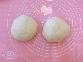 将面团分成2份。