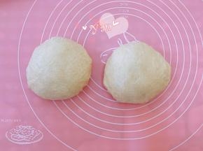 将面团分成2份。