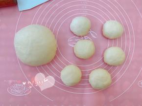 其中一份面团分成6小份，将全部面团滚圆。