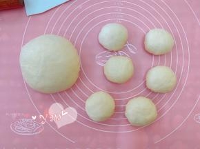 其中一份面团分成6小份，将全部面团滚圆。