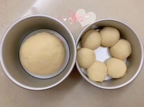 两个6寸模具抹上黄油，如果是不粘模具不用抹油。将面团分别放入两个6寸模具中。